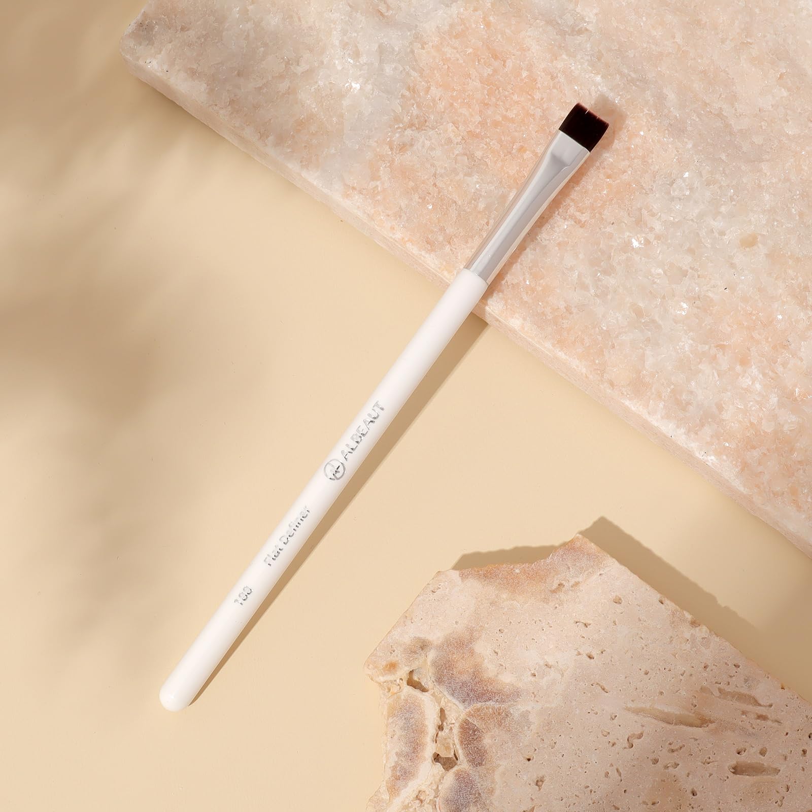 ALBEAUT flat eyebrow concealer brush enables detailed brow work and clean edges.
