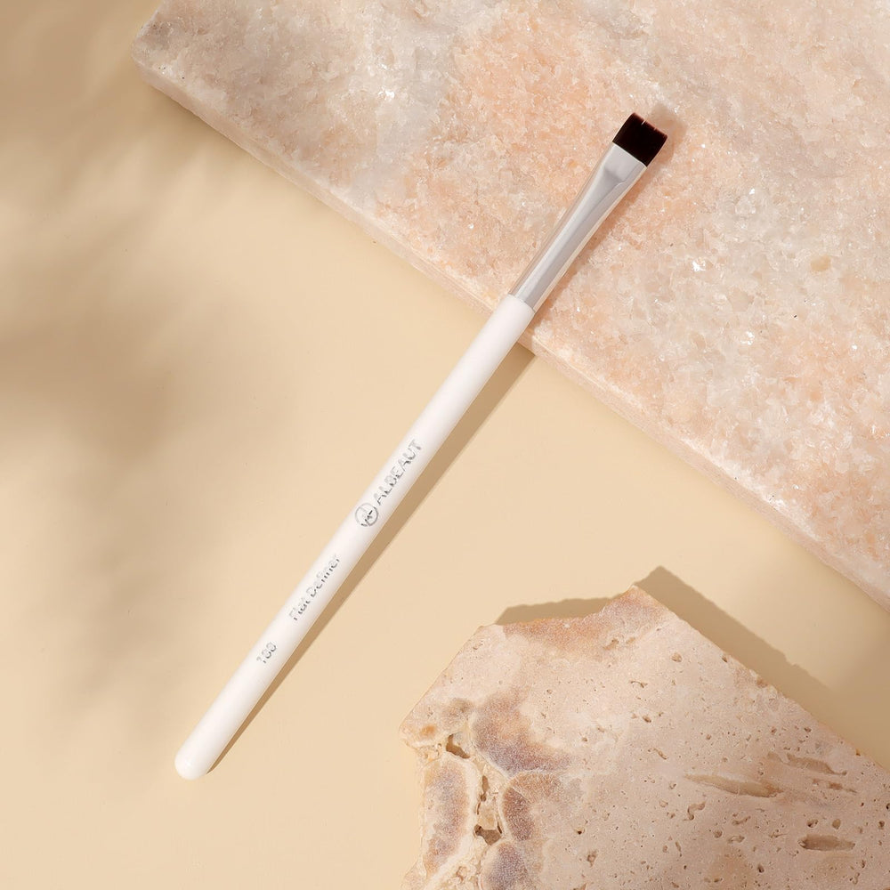 ALBEAUT flat eyebrow concealer brush enables detailed brow work and clean edges.