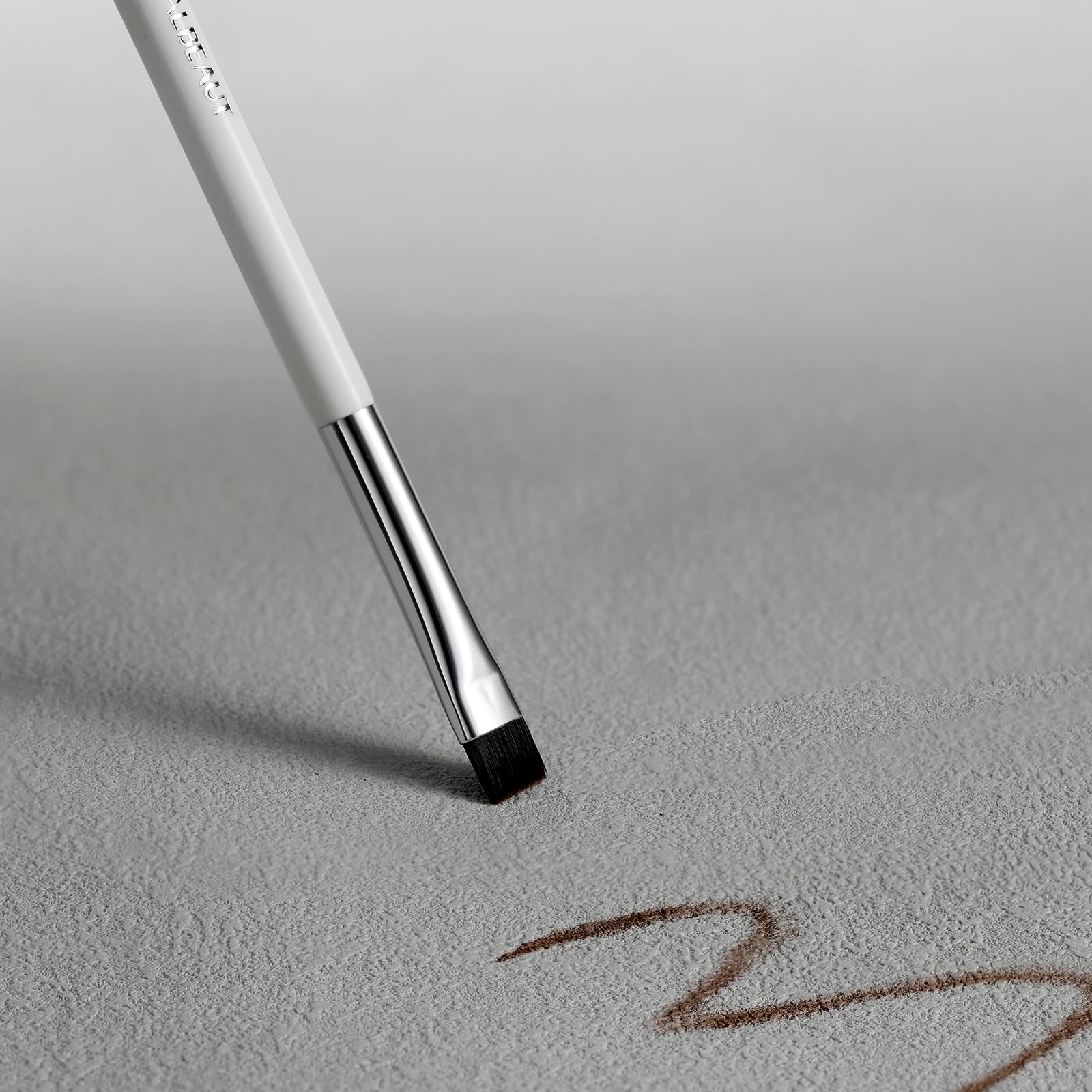 ALBEAUT flat eyebrow concealer brush offers multipurpose design for precise lines.