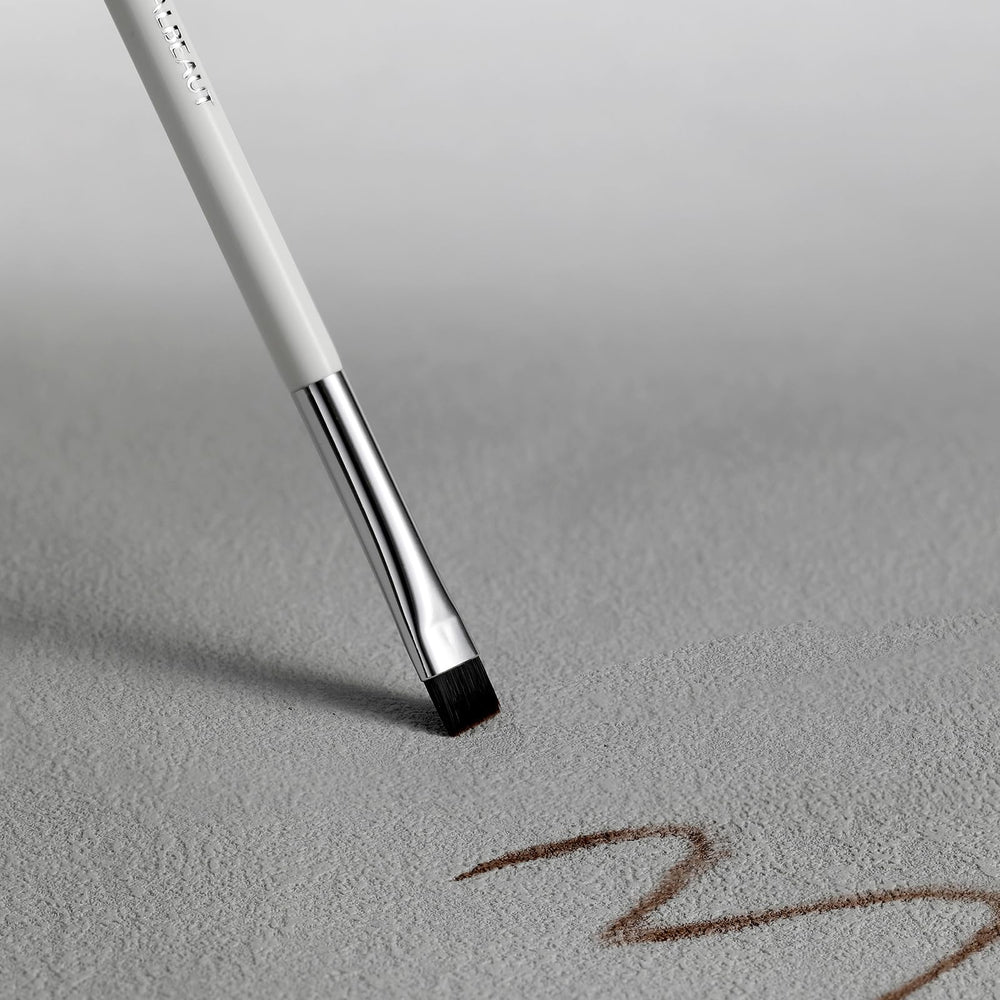 ALBEAUT flat eyebrow concealer brush offers multipurpose design for precise lines.