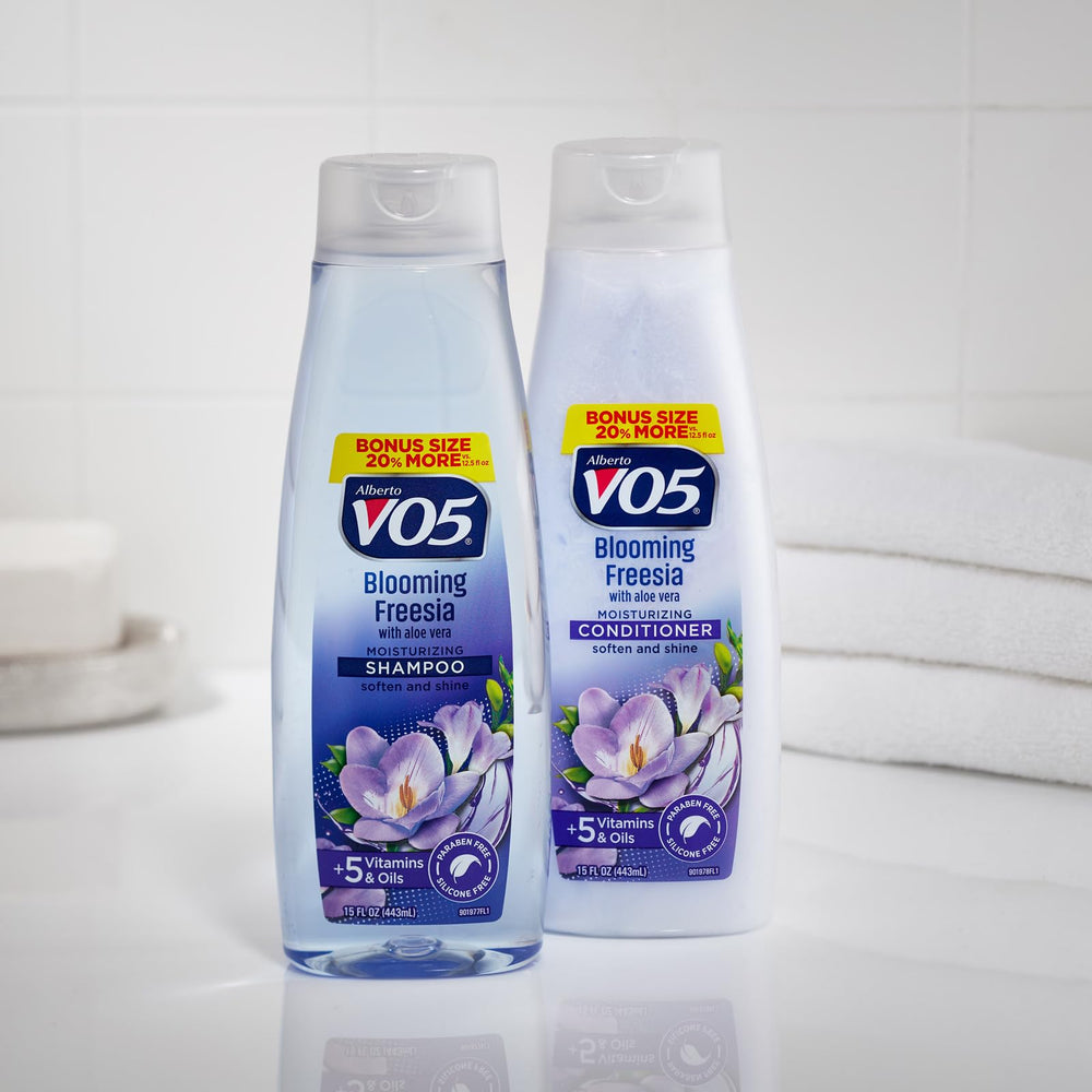 Detalle de los cinco aceites clave para el cuidado capilar Blooming Freesia.