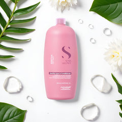 ALFAPARF MILANO Semi Di Lino leave-in-hair-ends demonstrates frizz control for smoother ends.