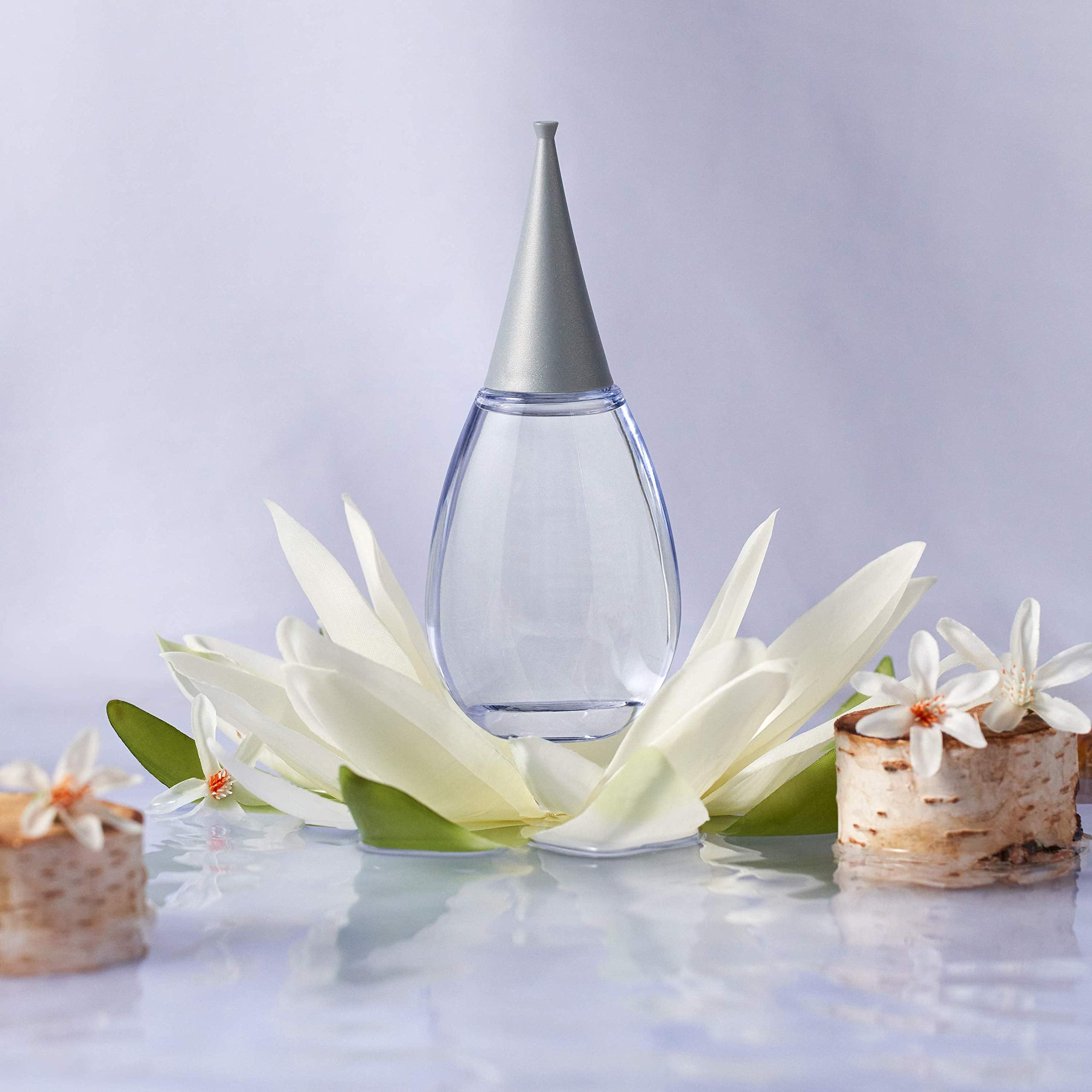 Alfred Sung Shi EDP rose-lemon notes deliver bright, floral freshness.