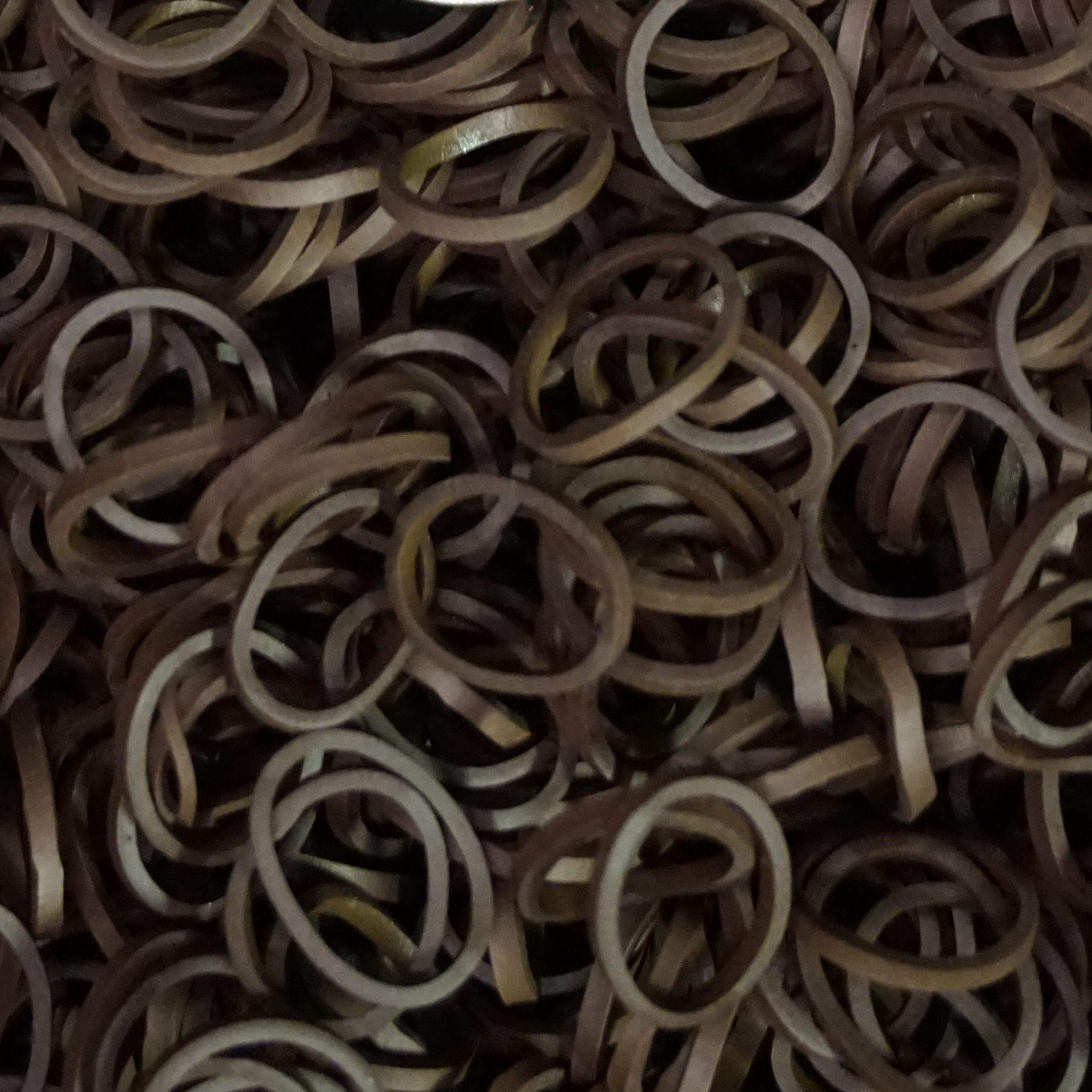 Amelia Beauty stretchable rubber bands highlighting elasticity and long-lasting hold