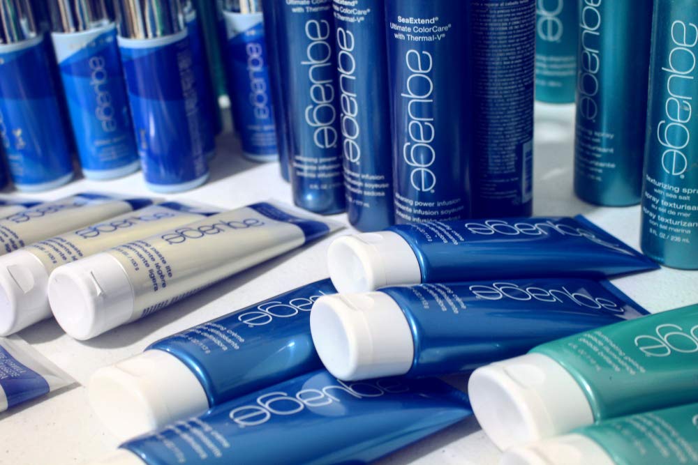 Aquage Freezing Spray humidity-resistance demo shows styled hold through moisture.