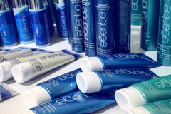 Aquage Freezing Spray humidity-resistance demo shows styled hold through moisture.