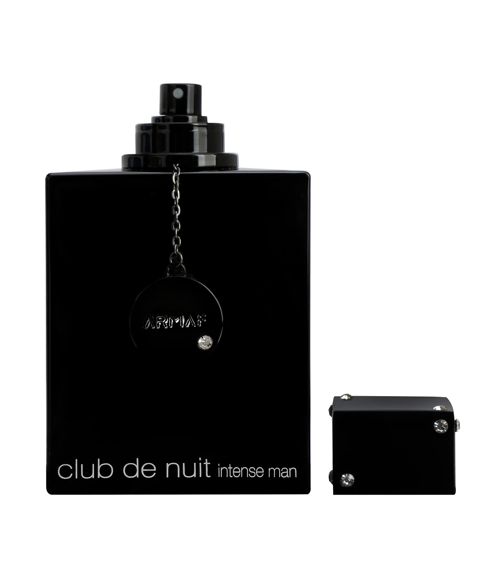 Armaf Club de Nuit Intense spray action, easy application for quick daily wear.