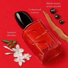 Armani Beauty Sì Passione flacon closeup highlights Damascena Rose and black tea notes.