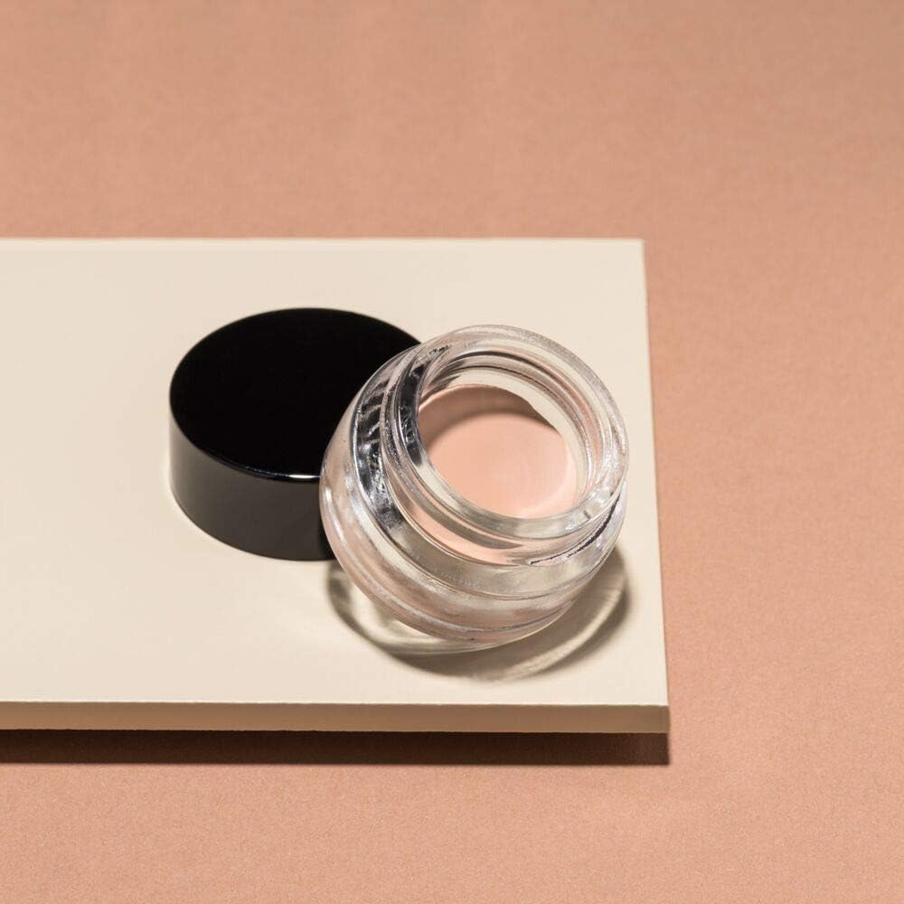 ARTDECO All In One Eye Primer vitamin E nourishes skin for a comfortable base.