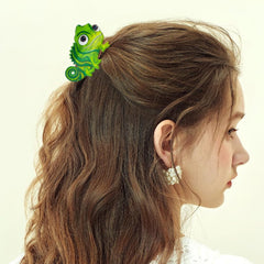 Arvintas medium-size clip ready for quick styling on all hair types.