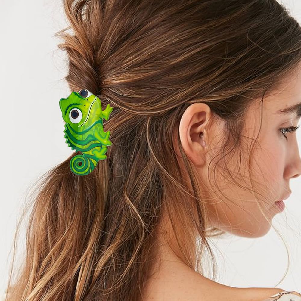 Arvintas spring-summer styling clip pairs with light outfits for versatile wear.
