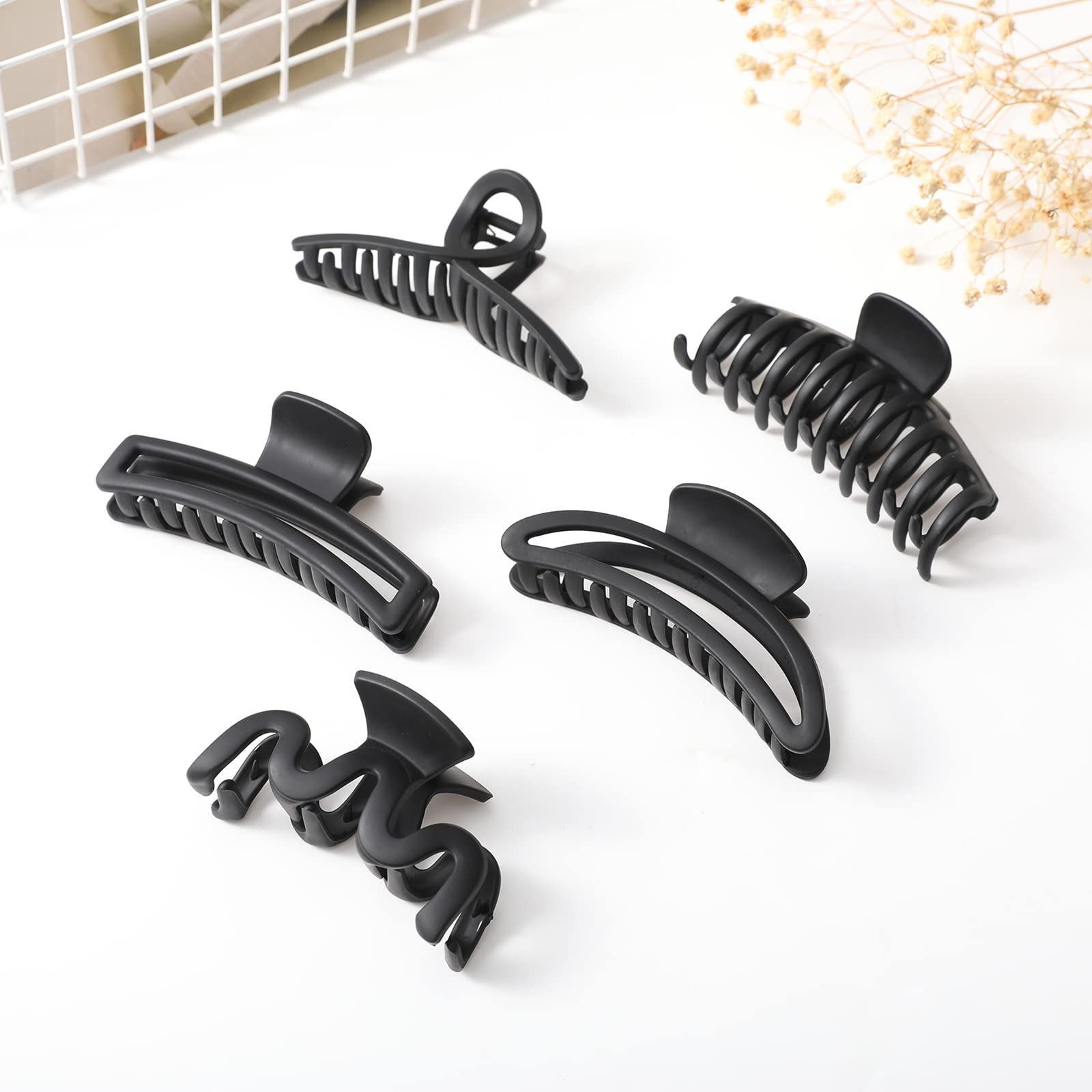 AWAYTR non-slip design claw clip during activity showcases slip-resistant performance.