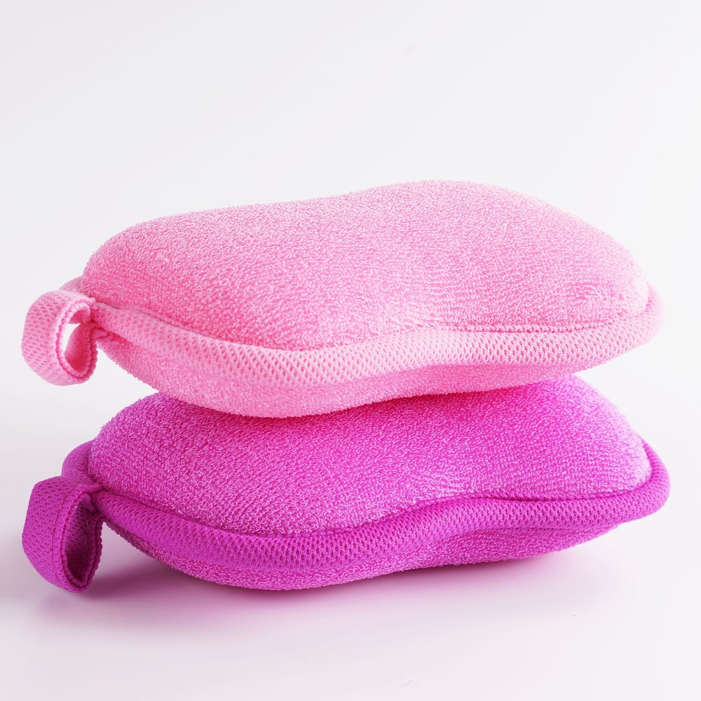 BabaMate sponge in-use demonstrates a gentle circular massage during bath time.