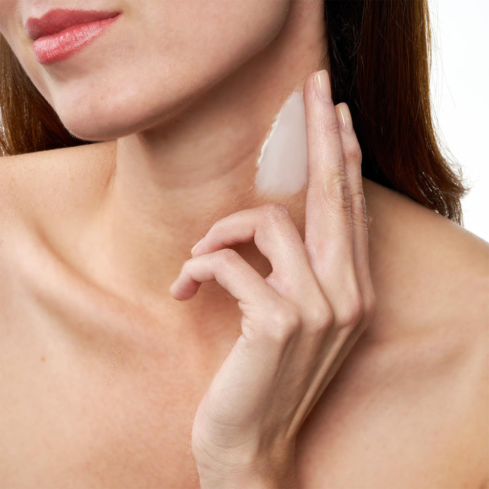 Baebody neck cream jar close-up shows smooth, ready-to-use formula.