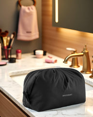 BAGSMART Makeup Bag stay-open design keeps the opening ready for easy organization.