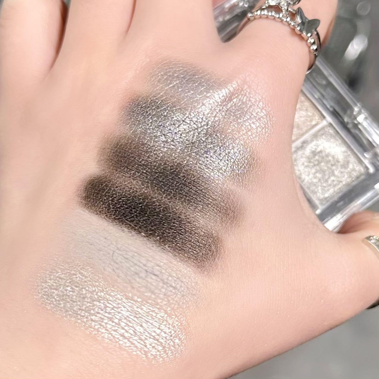 BAISEN DIARY Dark Punk Smoky glitter/shimmer pan adds festive sparkle.