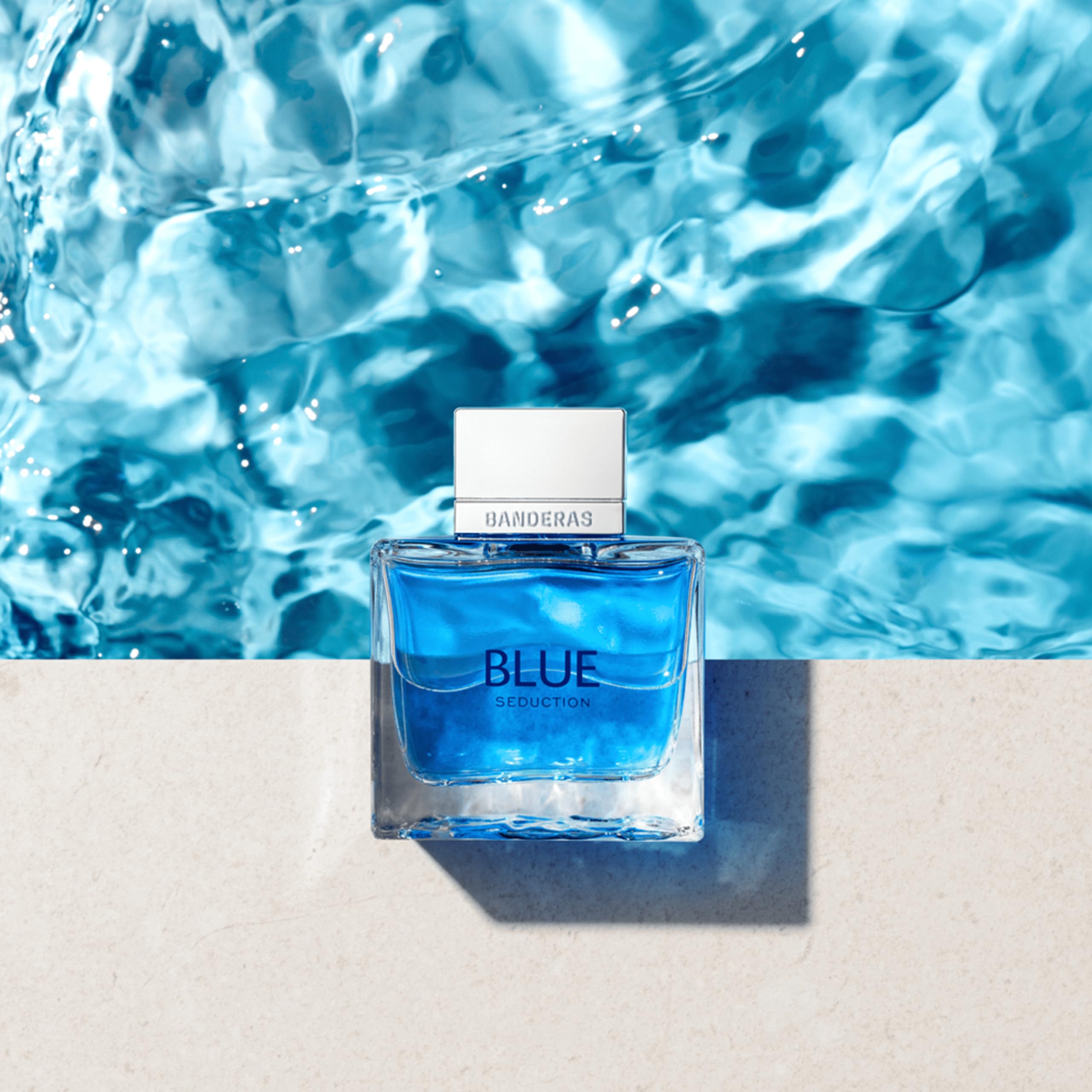 Banderas Blue Seduction bottle cap close-up shows bold, sophisticated styling for evenings.