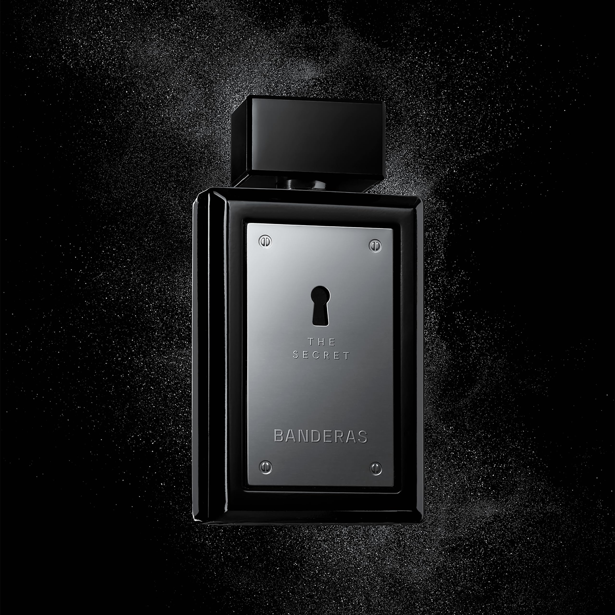 Banderas The Secret apple note adds crisp, fruity freshness.