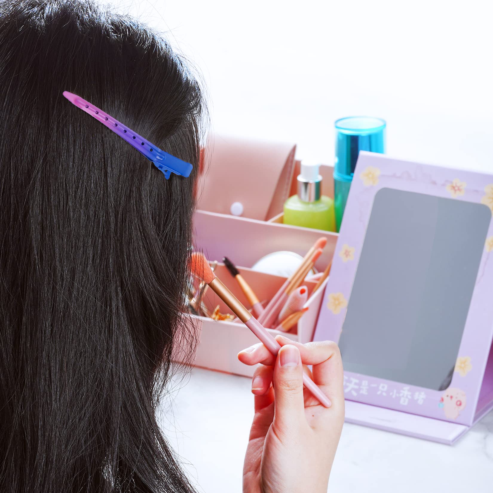 Bantoye gradient deep blue clip in use during hair styling