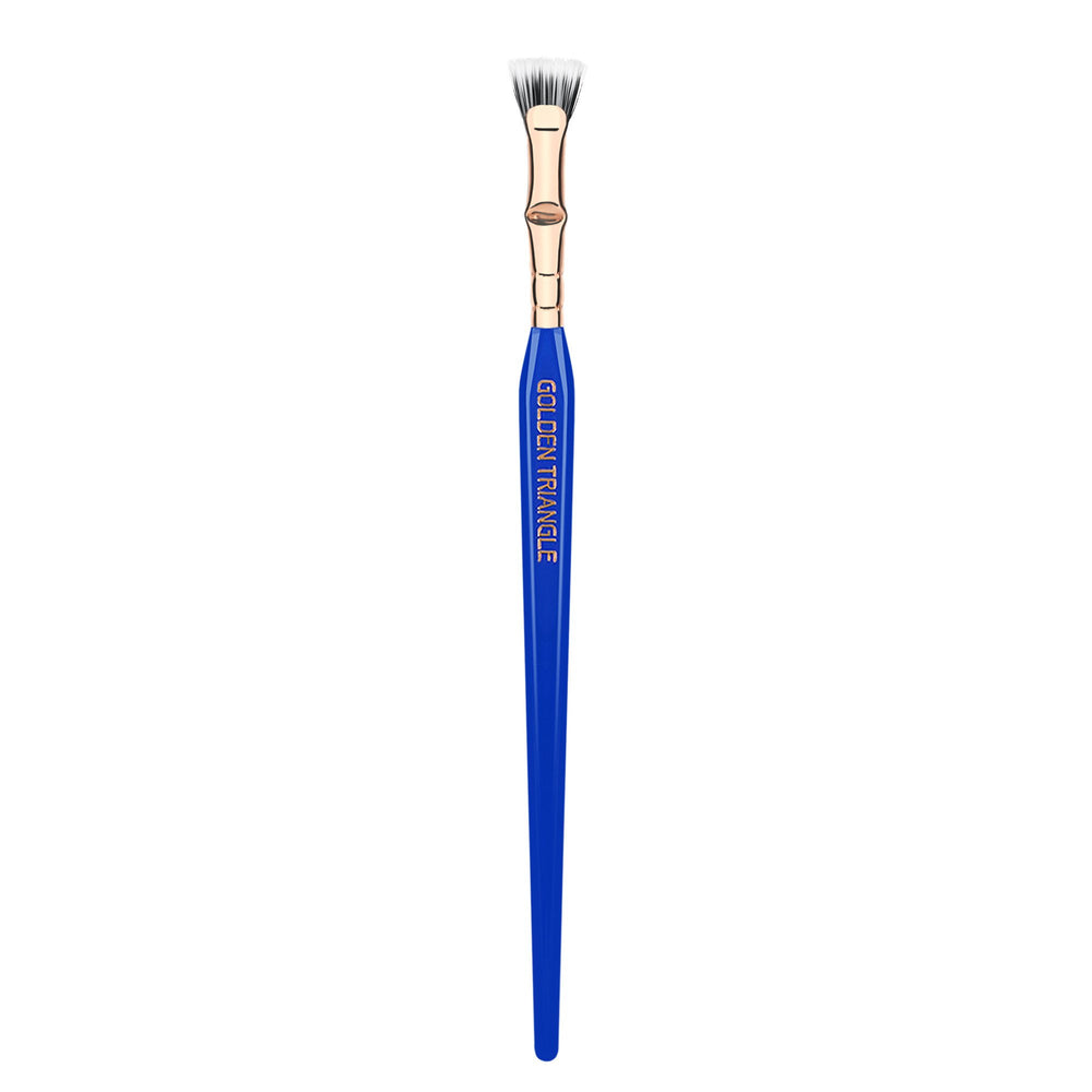 Bdellium Tools blue lacquer handle offers ergonomic grip for steady mascara application.