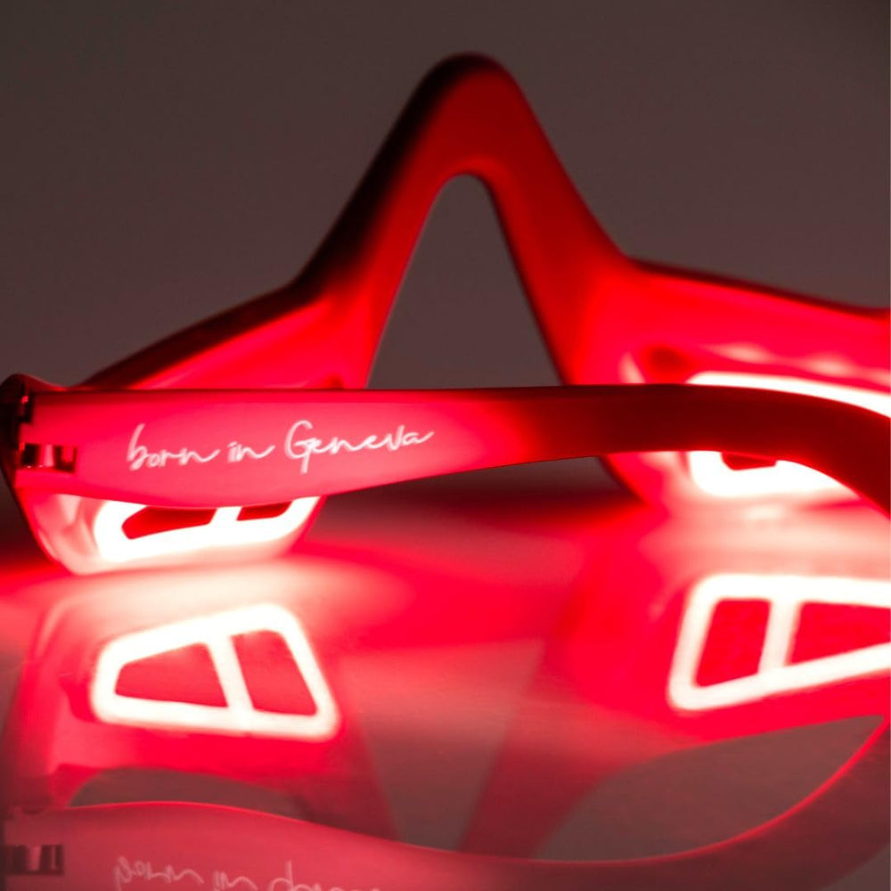 Bèa Eye Revitalize compact size enables discreet, daily use.