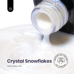 Beetles Pearl Gel Nail Polish en uñas con destello azul para acabado brillante.