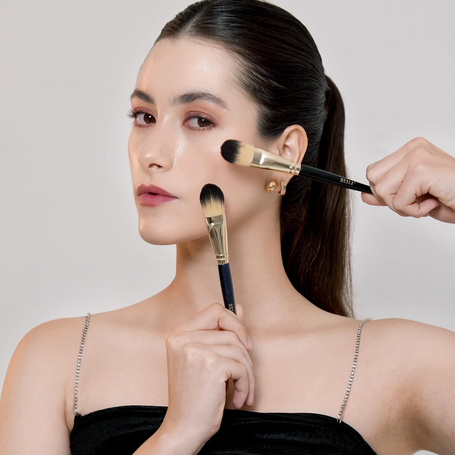 Beili foundation brush with duo-color fibers for target blending.