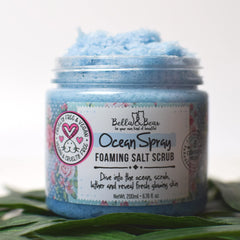 Bella and Bear Ocean Spray Scrub pour action captures refreshing ocean-scented wake-up