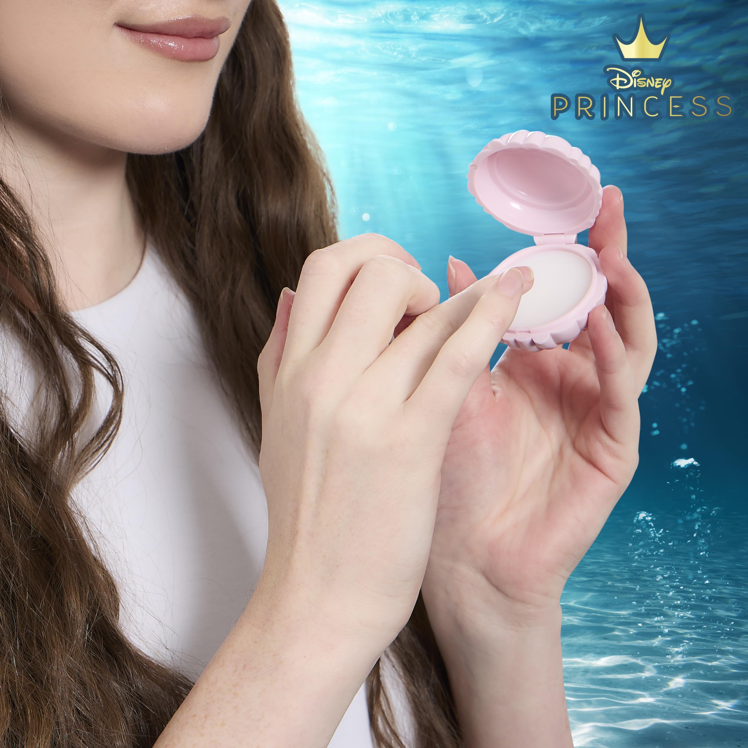 Belle Maison Ariel angled brush enables defined brows and sharp eye lines.