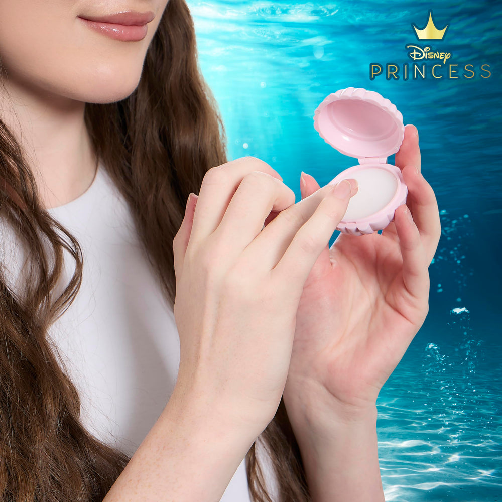 Belle Maison Ariel angled brush enables defined brows and sharp eye lines.