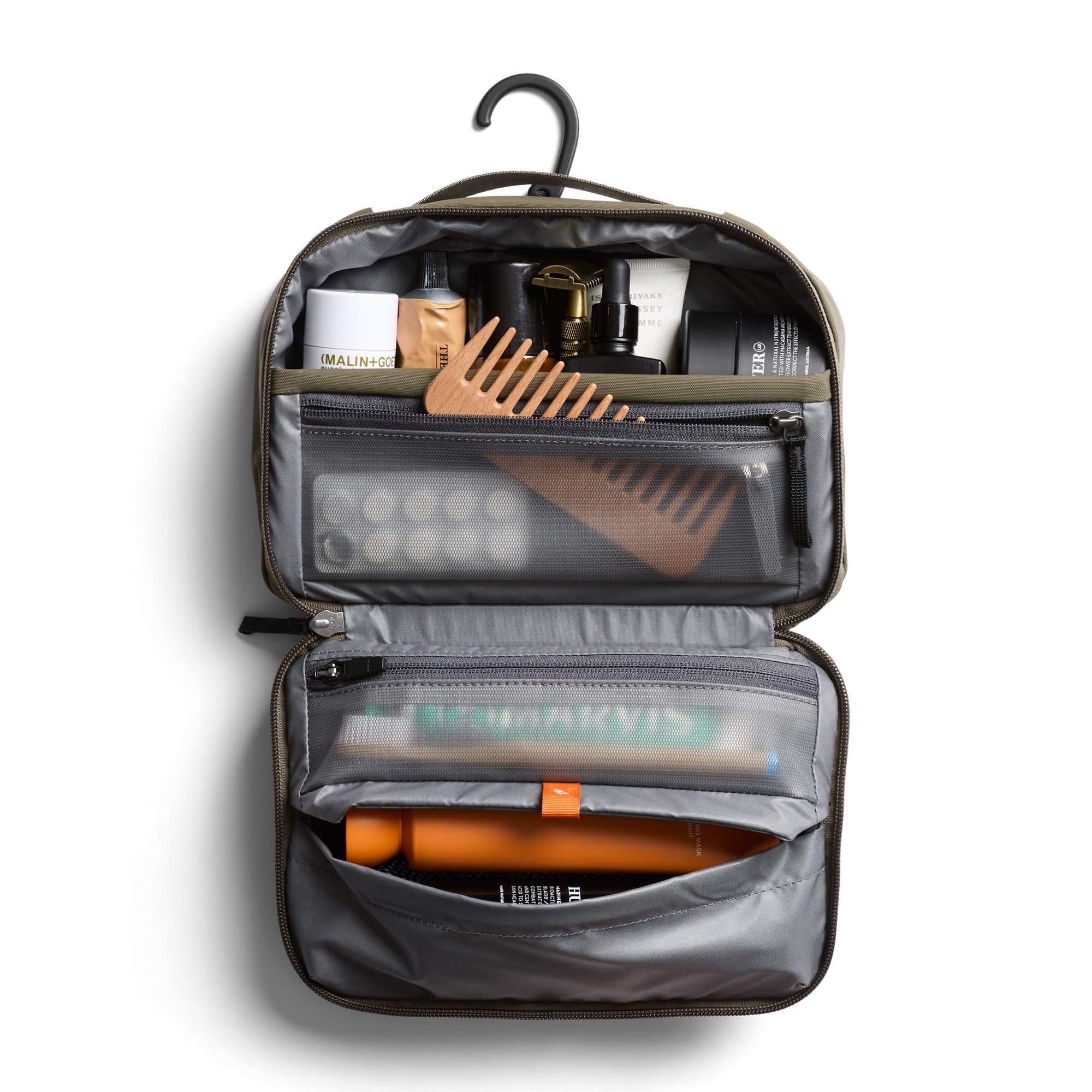 Bellroy Hanging Toiletry Kit SeaKelp transparent zip pocket offers visibility and quick access.