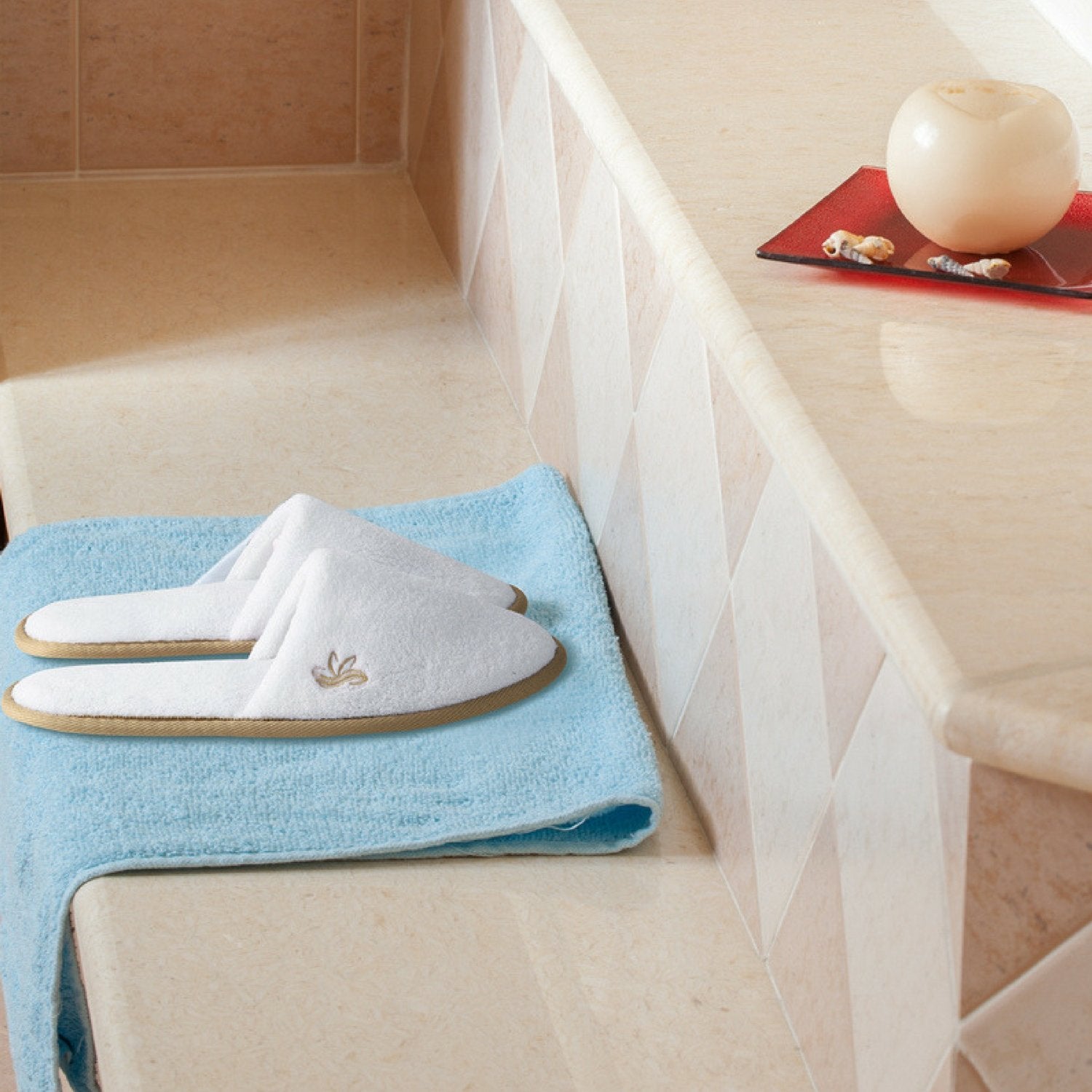 BERGMAN KELLY spa slippers with non-slip sole ideal for hotel, spa, or home.