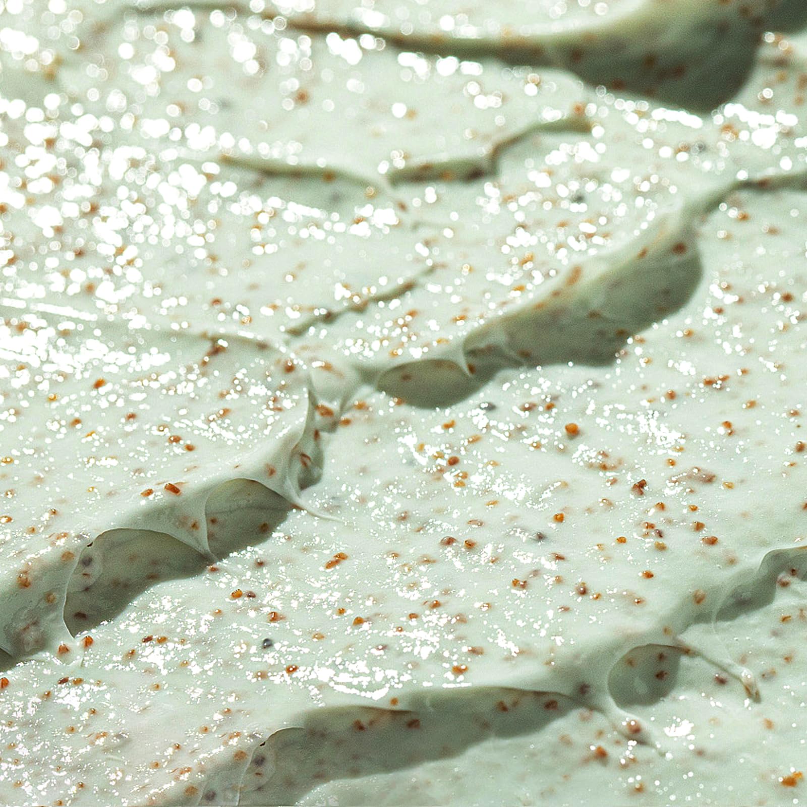 Berlaney ingredients panel emphasizes organic shea butter and coconut oil for hydration.