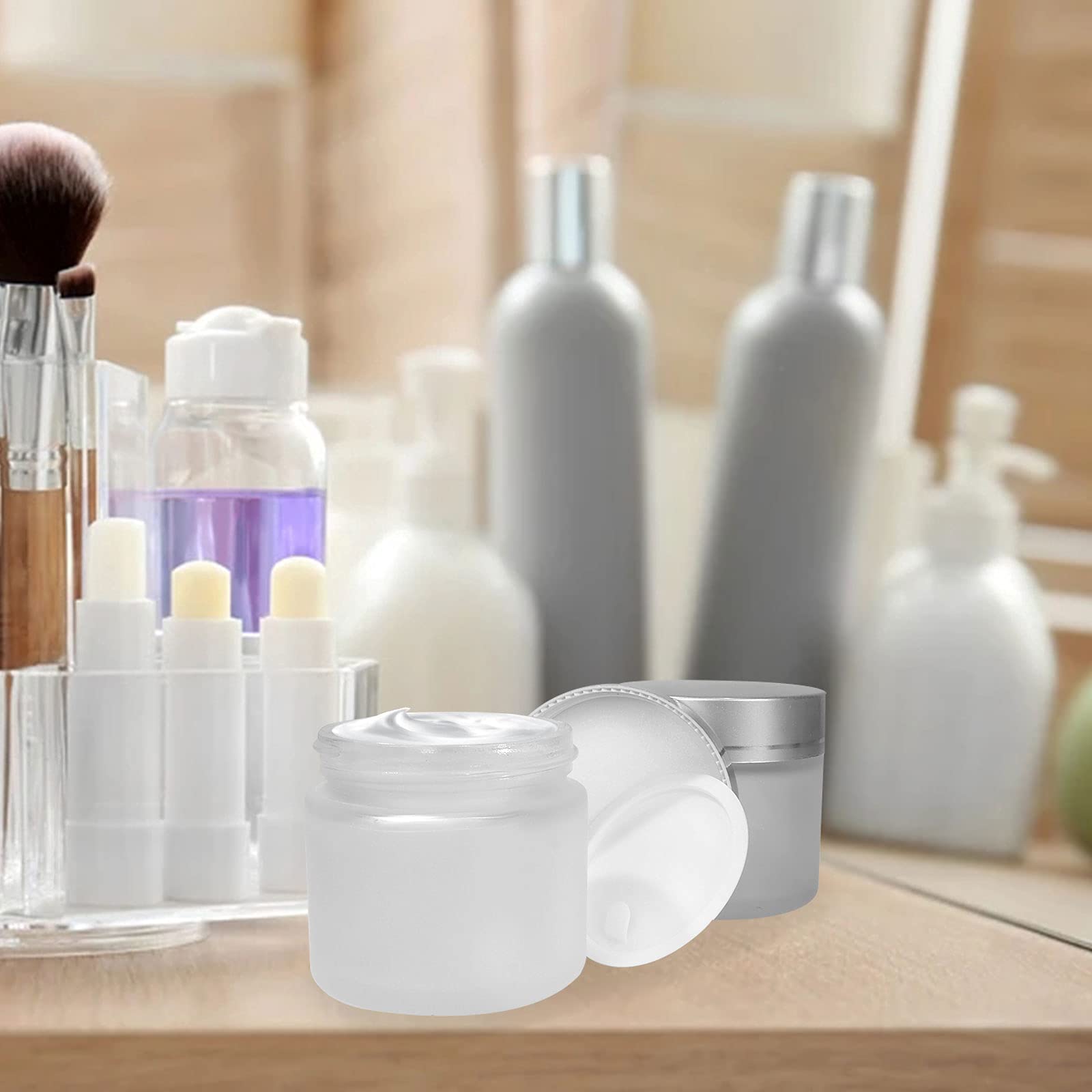Betrome silver plastic lids provide a secure seal to minimize leaks