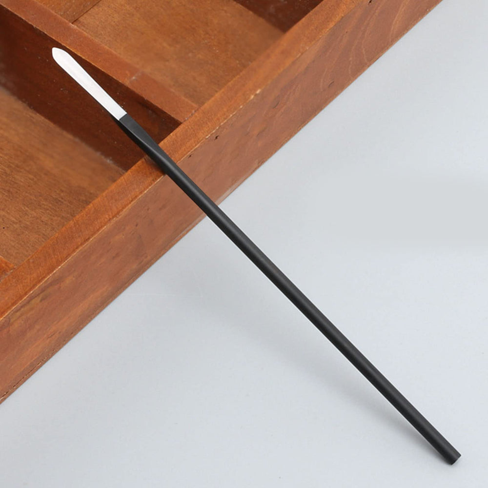 Betued ergonomic design highlights polished finish for easy handling during grooming.