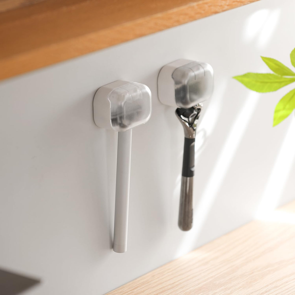 BEZOX wall-mounted razor holder with auto-closing dust cover keeps blades clean and ready