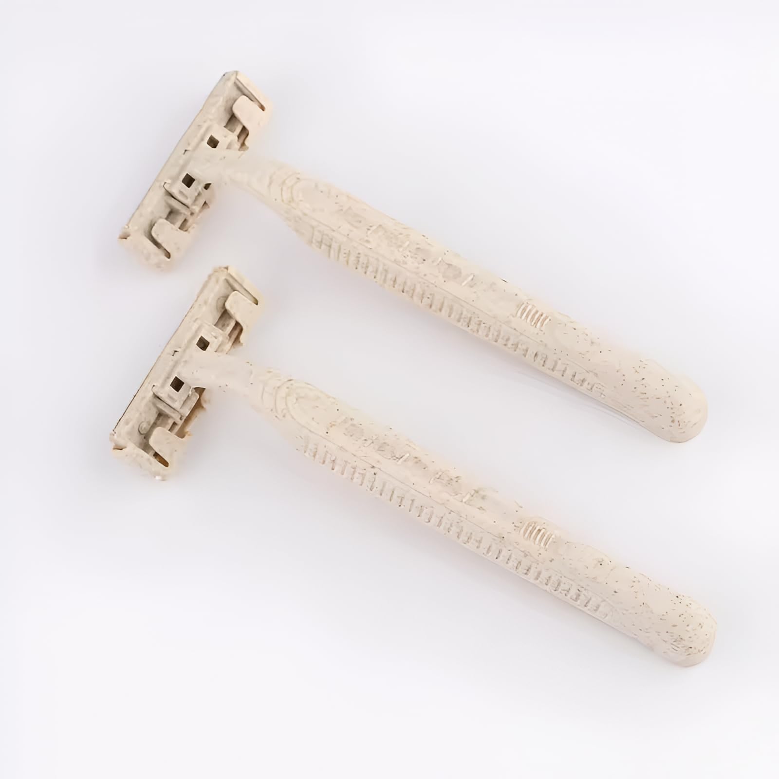 Biodegradable wheat straw razor plastic-free packaging demonstrates sustainable disposal.