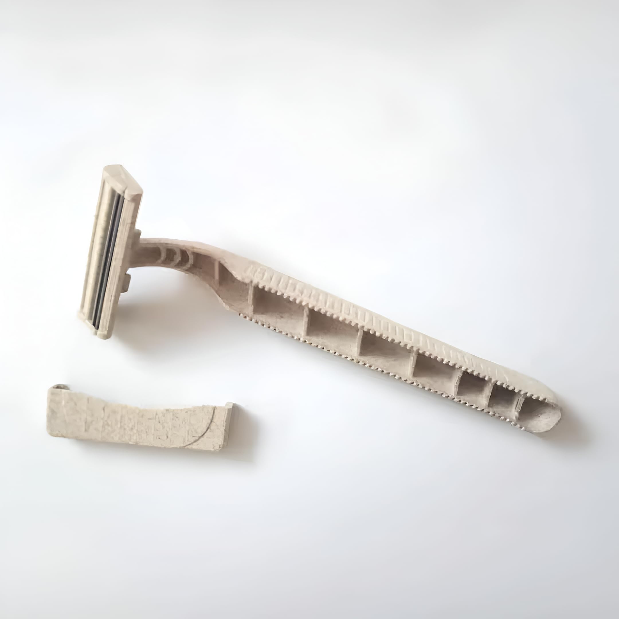 Biodegradable wheat straw razor unisex handle highlighting versatile design.