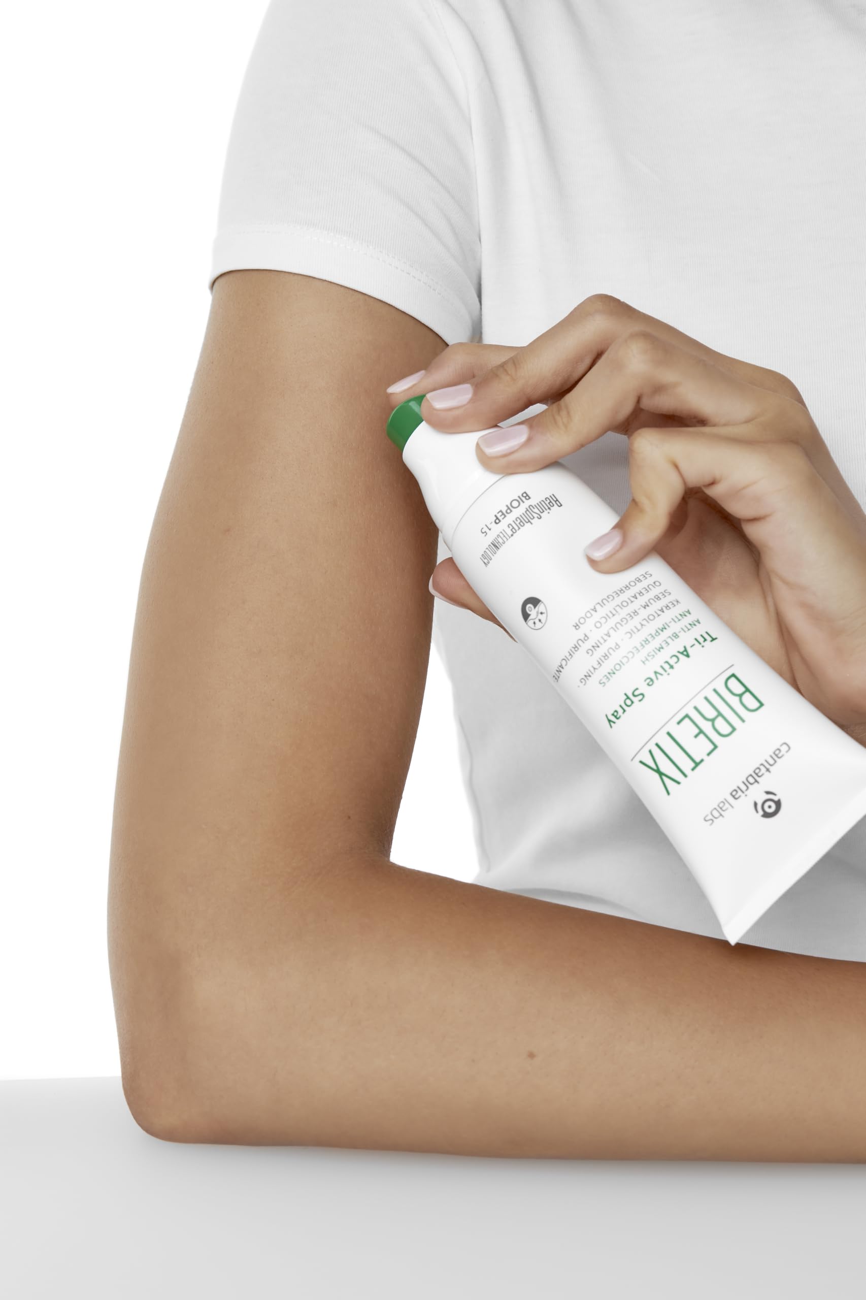 Biretix Tri-Active Spray mist-dispense demonstrates fast absorption and shine control.