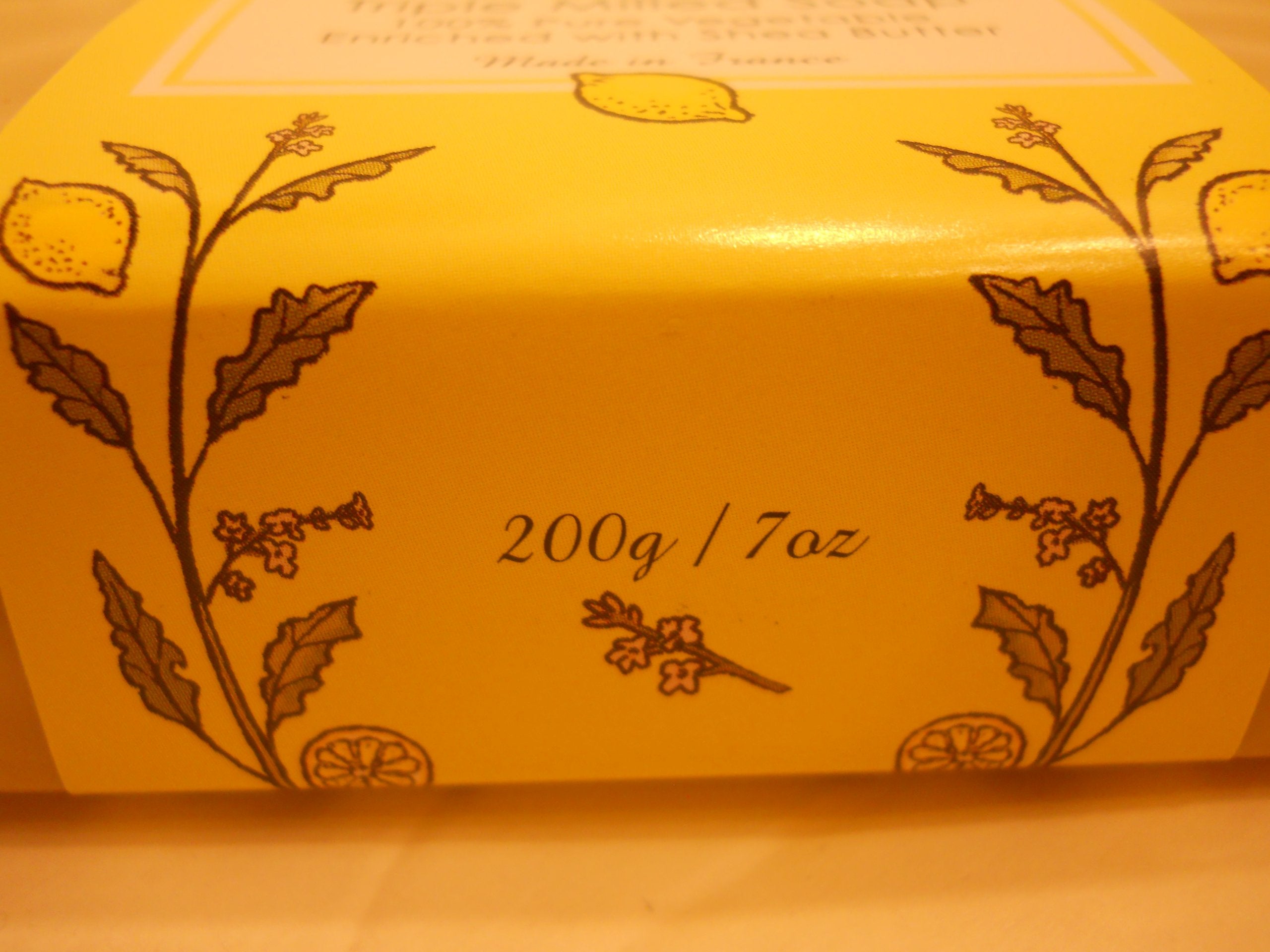 Bisous De Provence citrus-scent-streak detail highlights vibrant lemon-verveine fragrance.