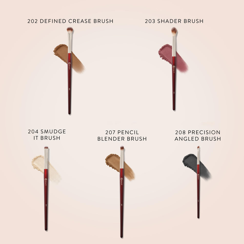 BK Beauty Smudge It brush applying smoky liner along lash line