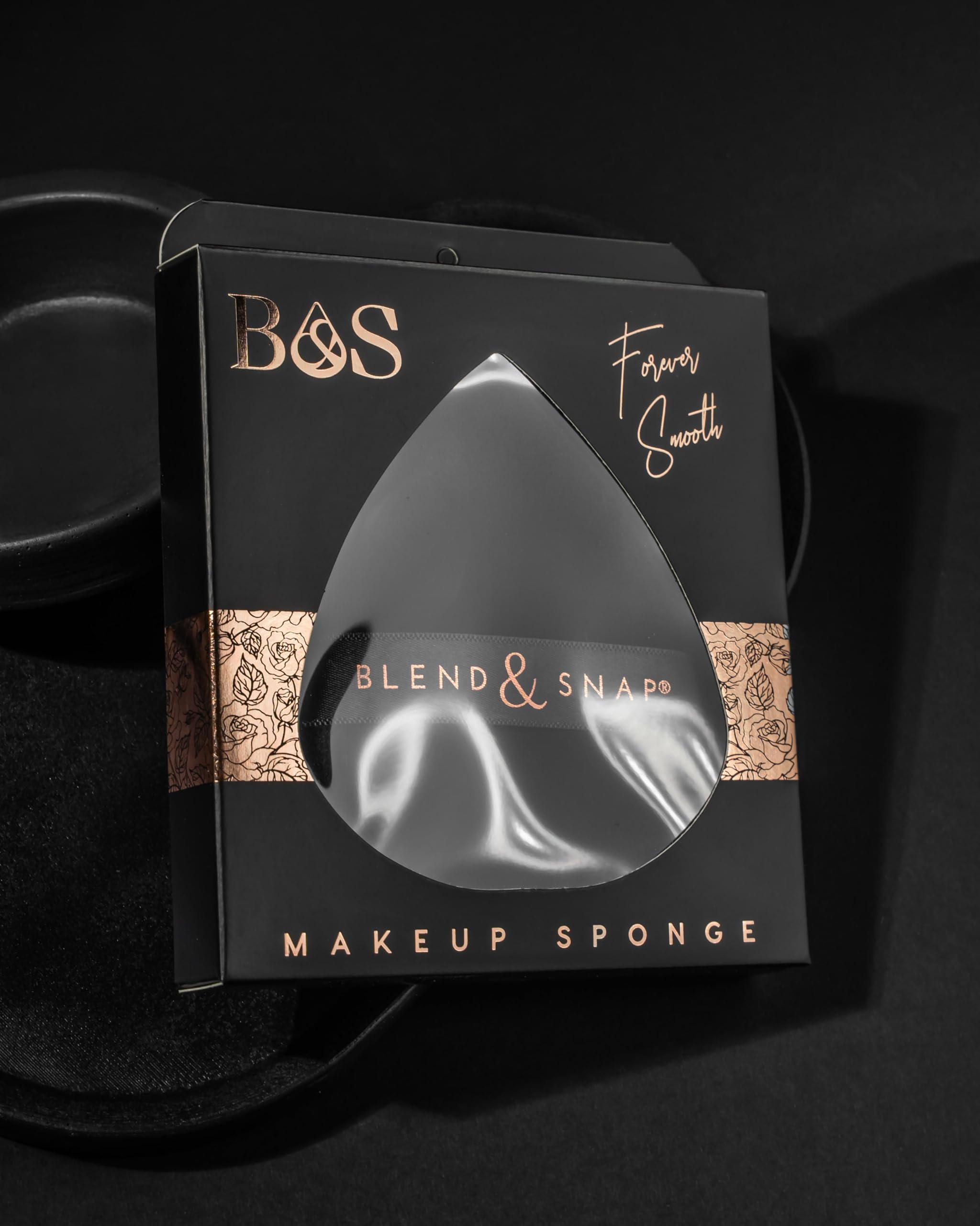 Blend and Snap non-absorbent puff minimizes makeup absorption