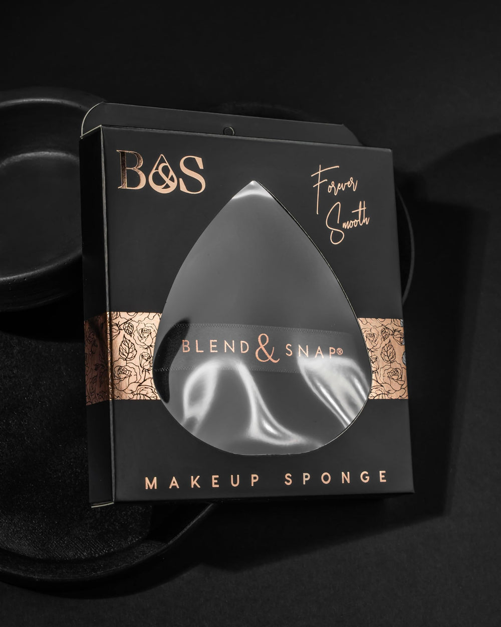 Blend and Snap non-absorbent puff minimizes makeup absorption
