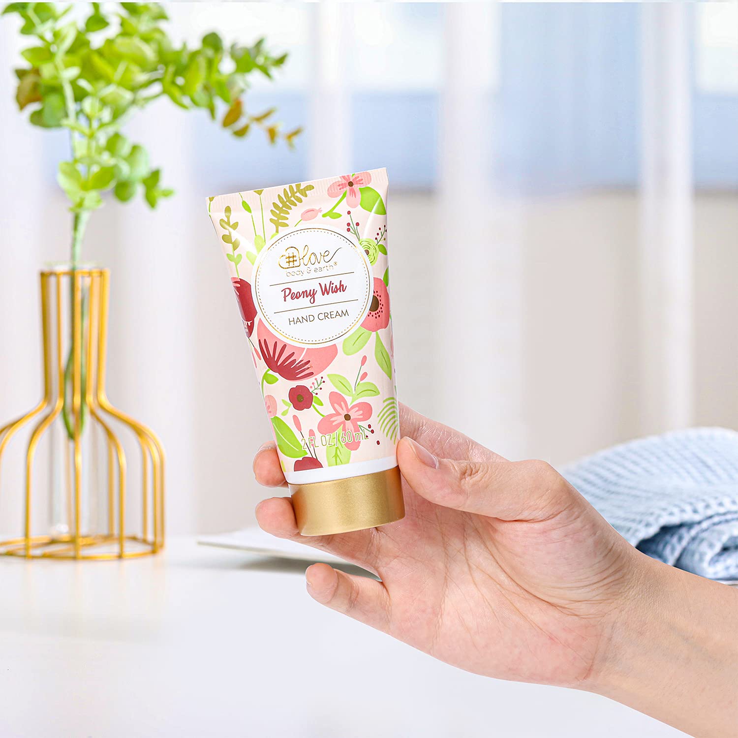 BODY & EARTH # LOVE cream texture shows luxurious moisturizing appeal