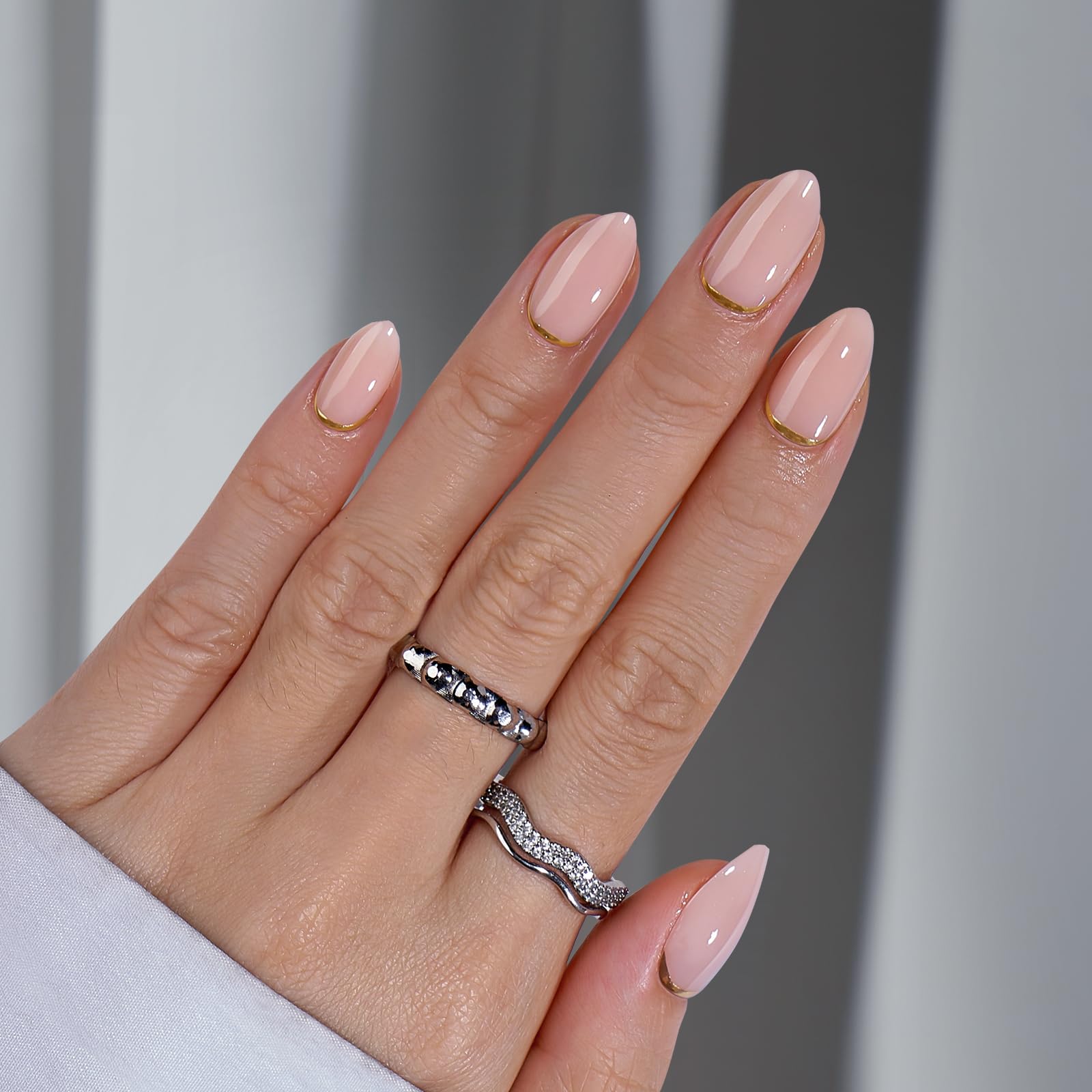 BTArtbox nails in daily life show chip-free wear through daily activities.