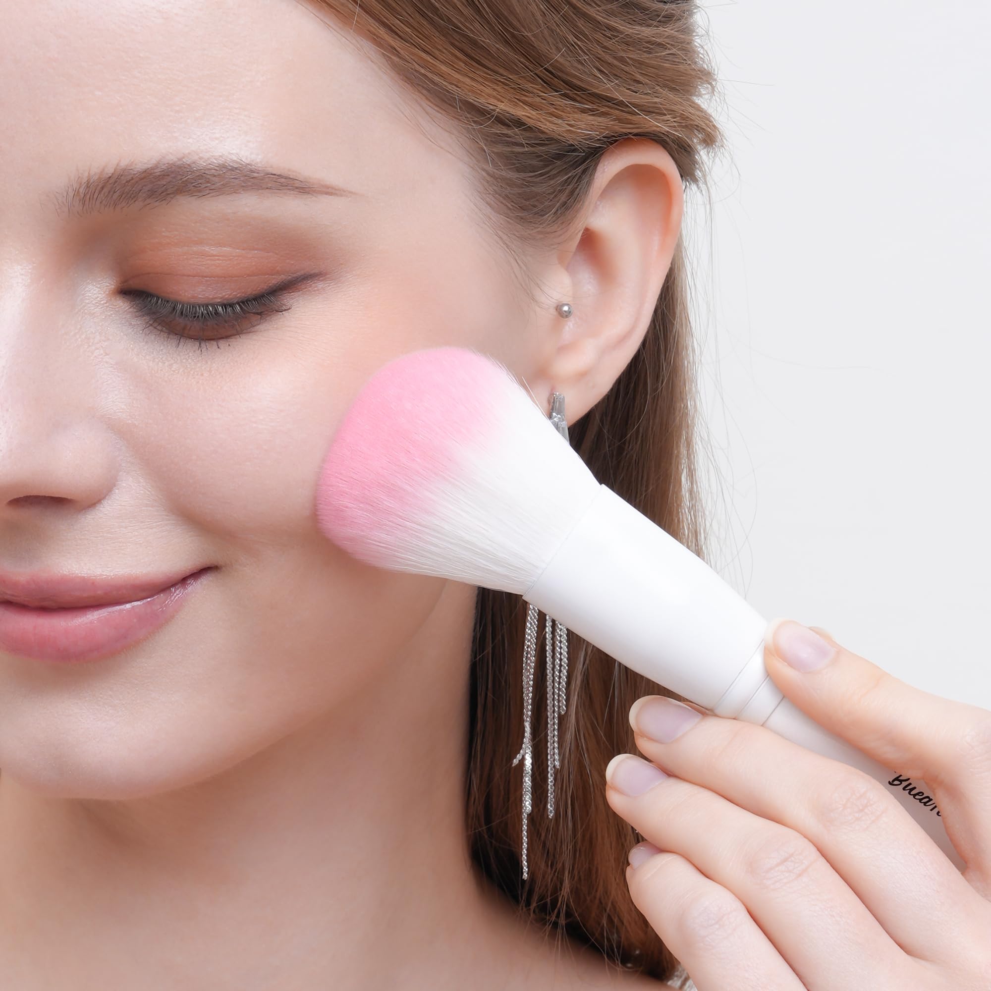 Bueart Design tapered highlighter brush for precise contour and glow.