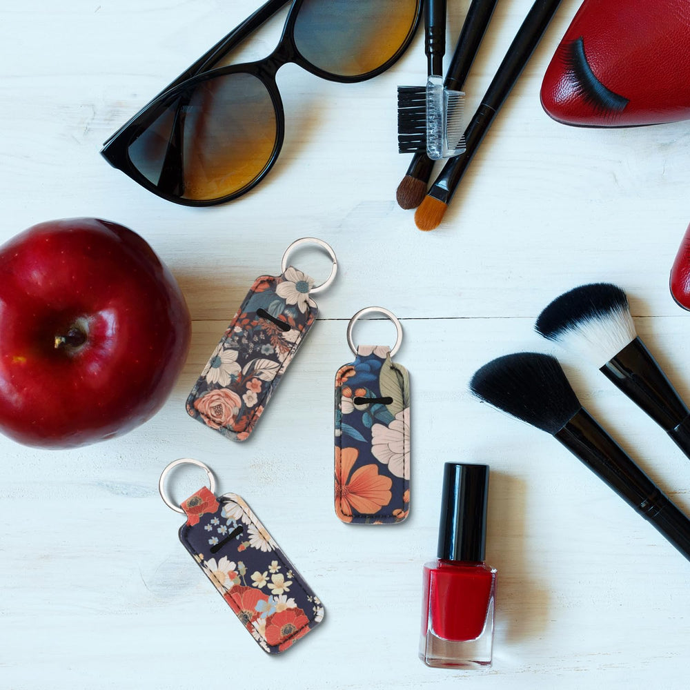 Caiqicome attached to purse provides easy access.