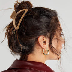 Canitor black matte claw clip adds elegant touch to updos
