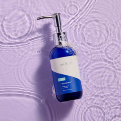 Capri Blue Volcano fragrance-notes evoke tropical fruit and citrus aroma.