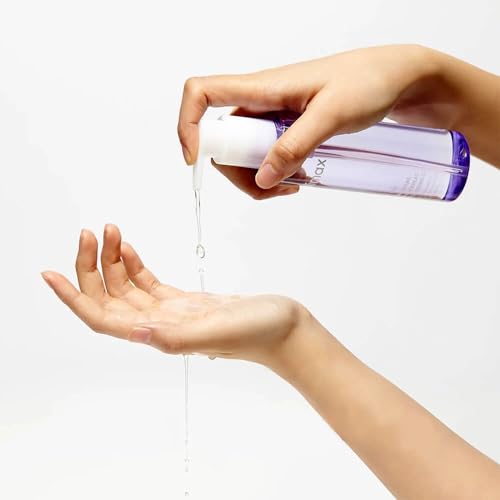 Celimax Derma Nature Fresh Blackhead Cleansing Oil emulsification action illustrates gentle makeup removal.